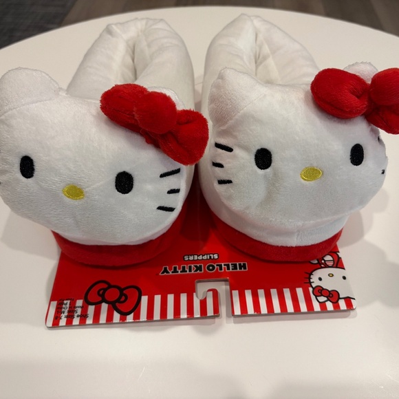 NWT Very Cute Sanrio Hello Kitty Slippers Size M-L / Women's 7-8 Gitable - Picture 1 of 6